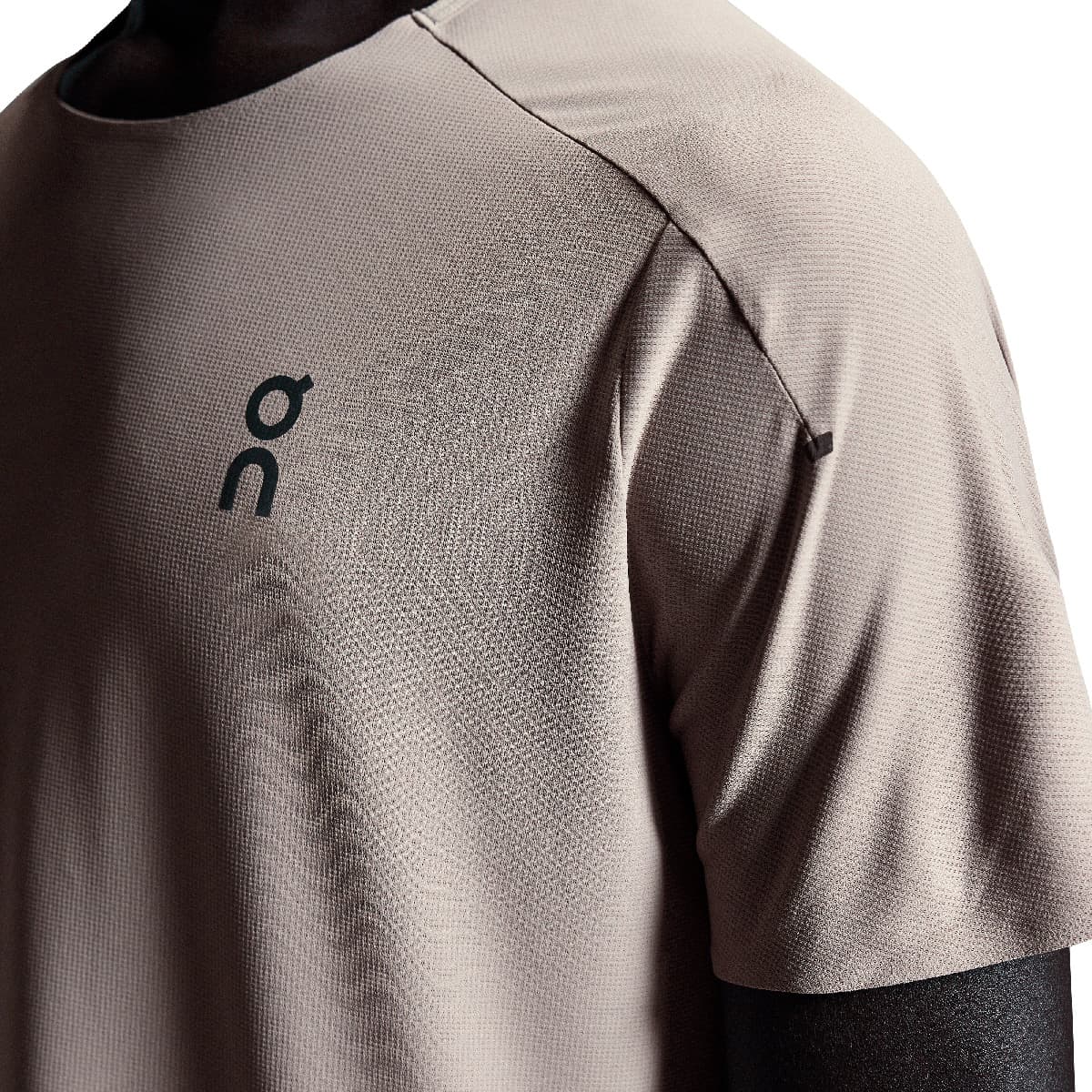 Man wearing the On Performance T Colour Cinder-Silver - Close up front shoulder and Logo