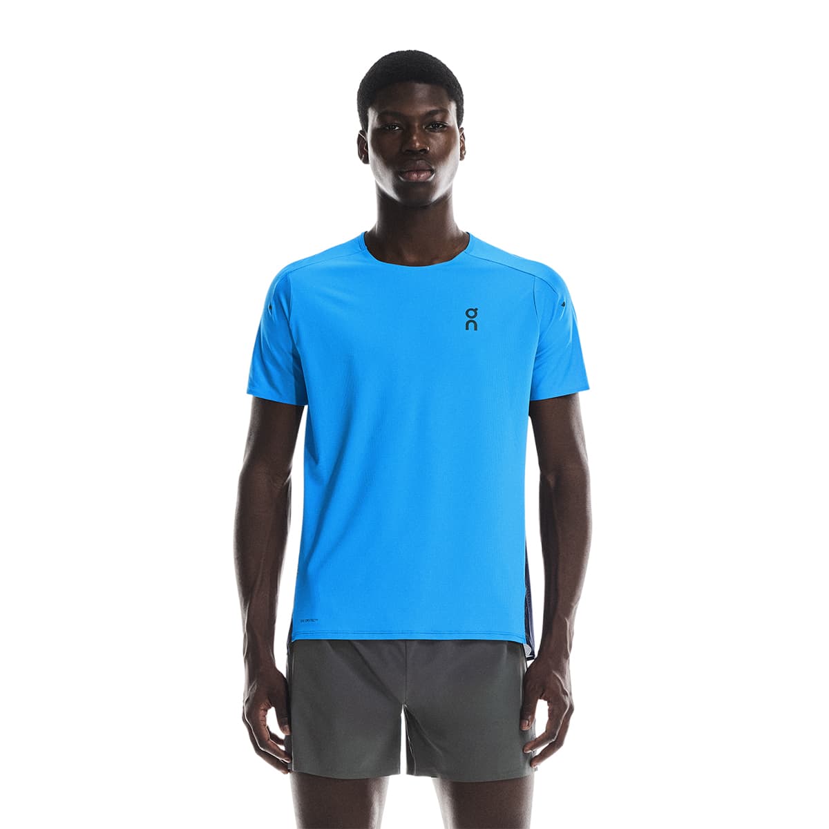 Man wearing the On Performance T Colour Malibu-Navy