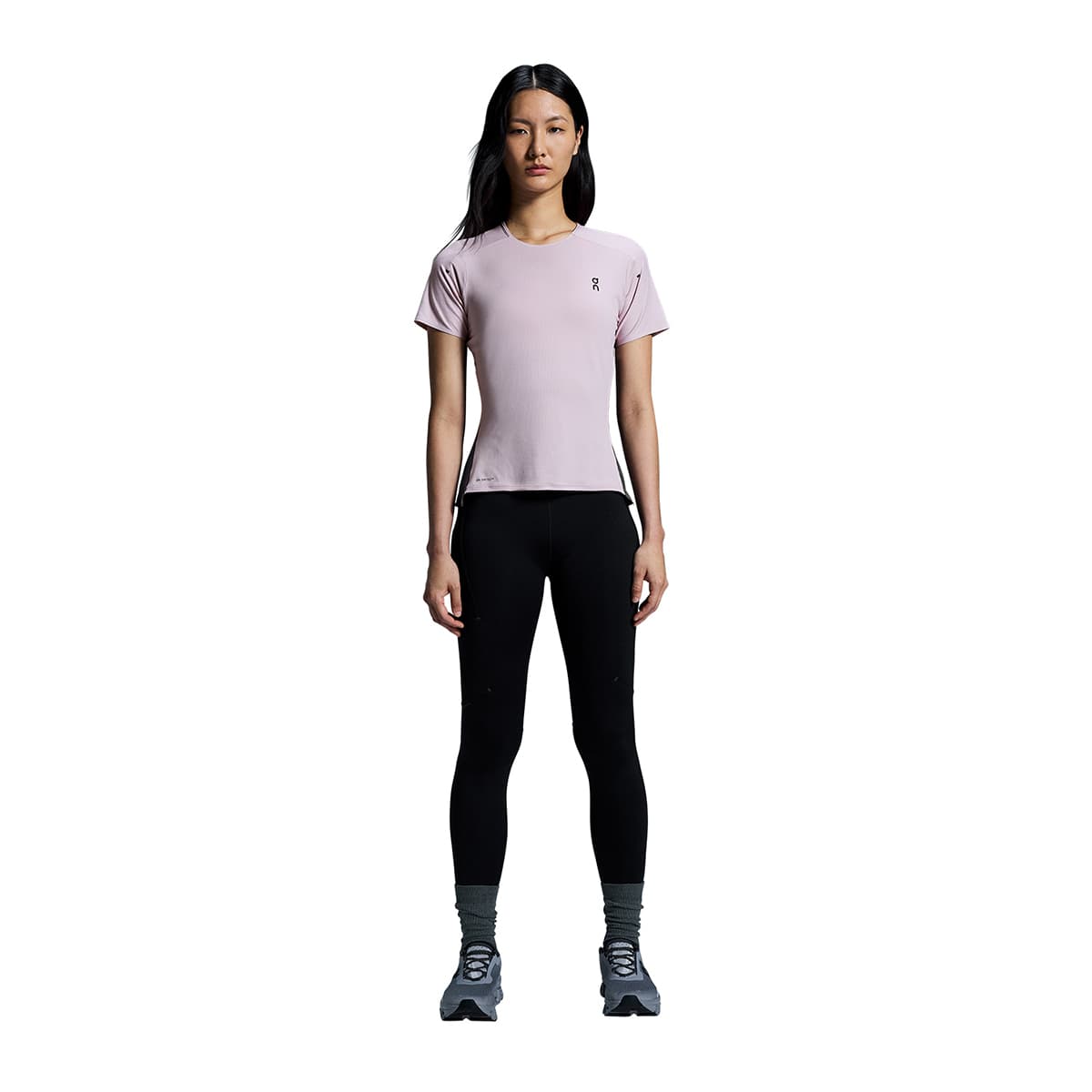 Woman wearing the On Performance T Colour Mauve-Eclipse