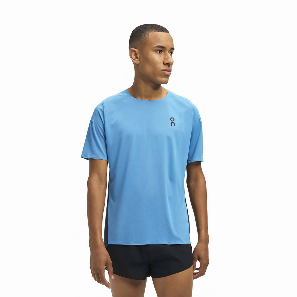 Man wearing the On Performance T Colour Niagra-Navy