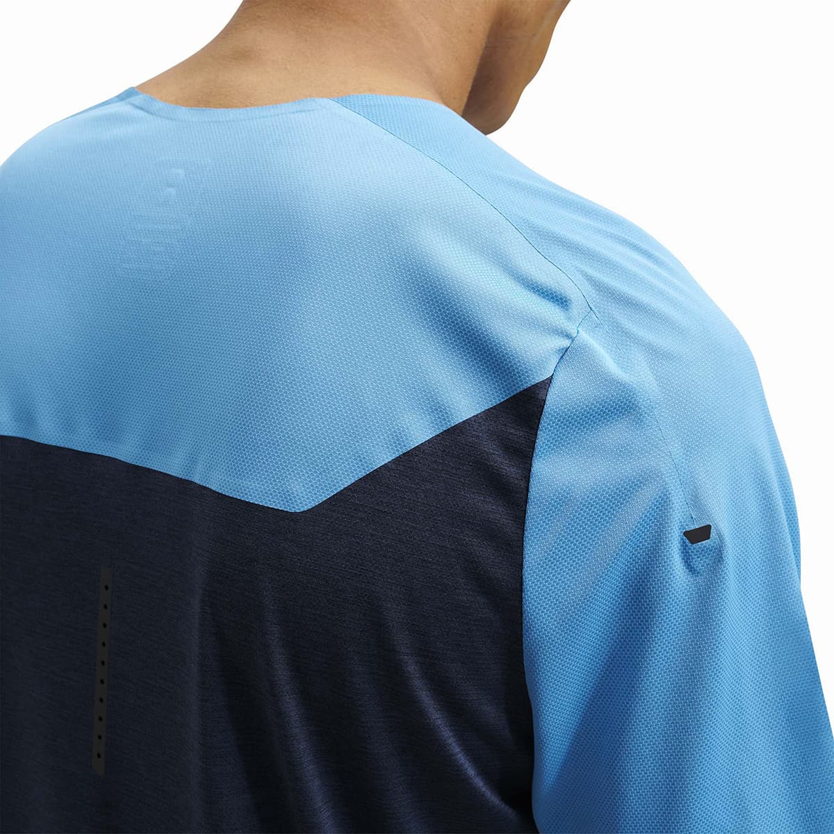 Man wearing the On Performance T Colour Niagra-Navy - Close up Back
