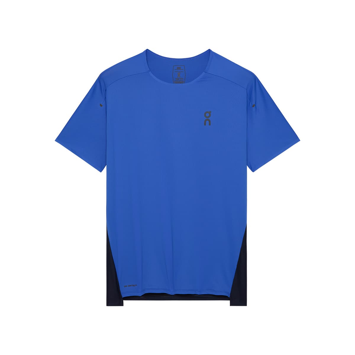 Flat lay of the On Performance T in Zaffre Navy showing front logo detail