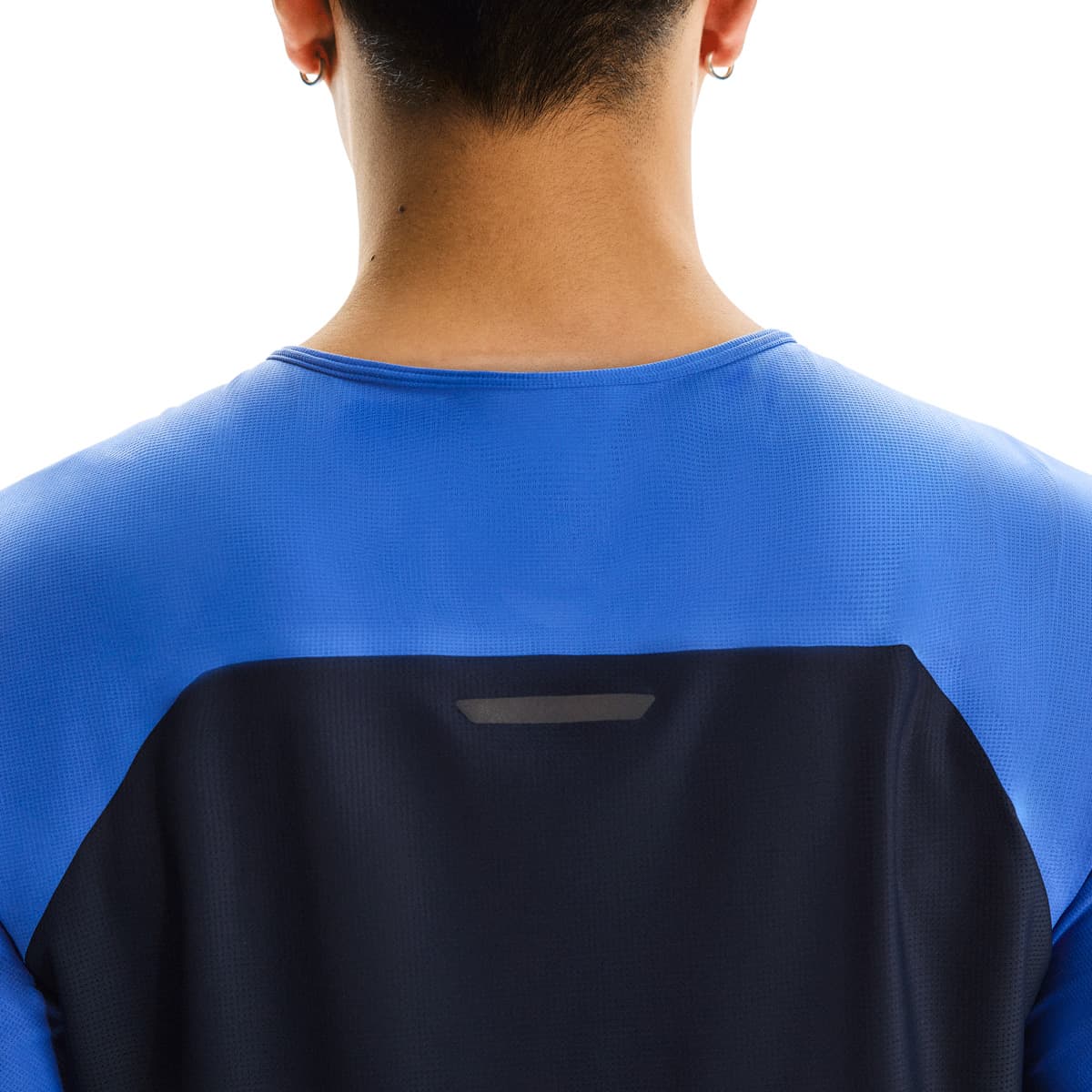 Back close-up of the On Performance T in Zaffre Navy showing reflective bar detail