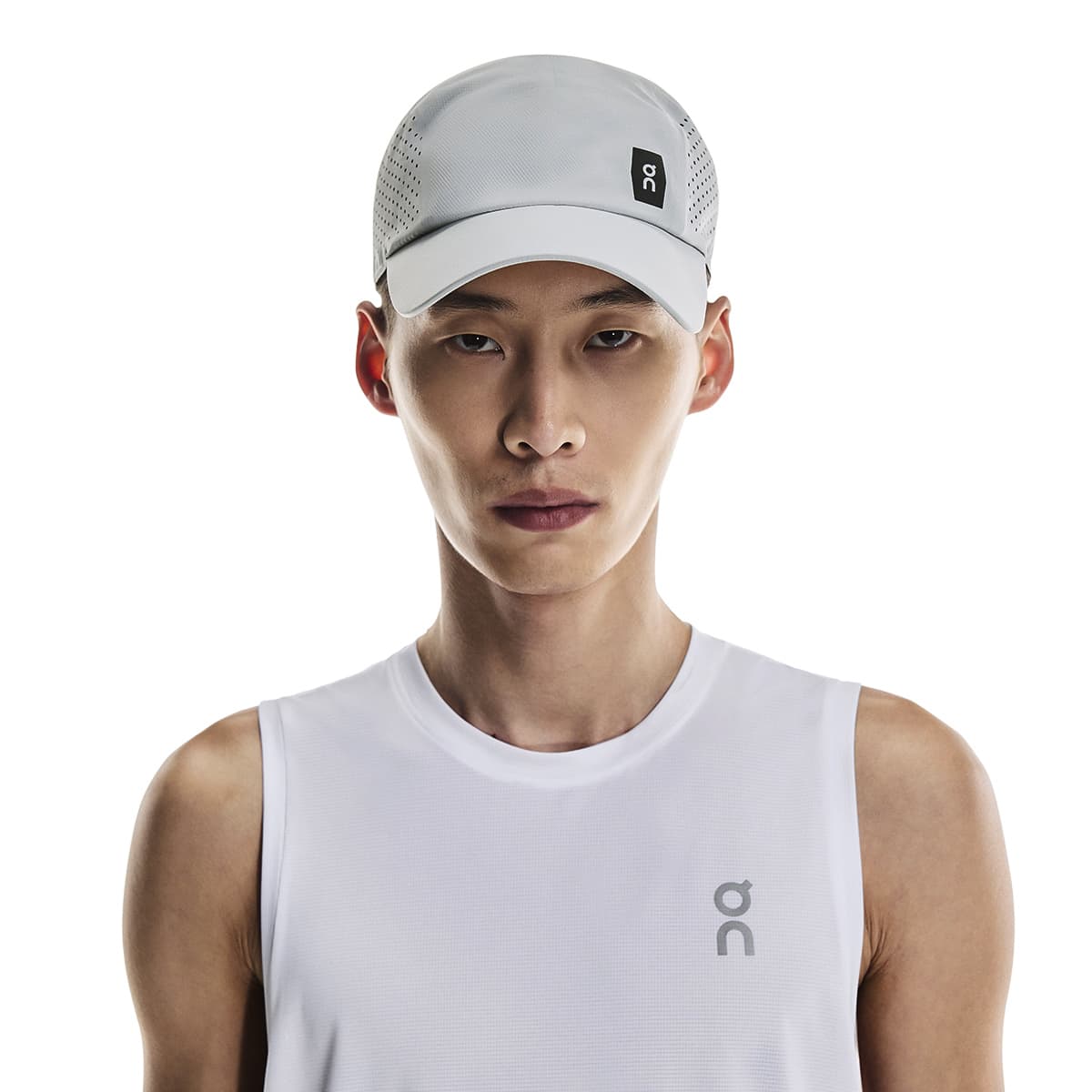 Male Model wearing the On Lightweight Cap Colour Glacier - Front View