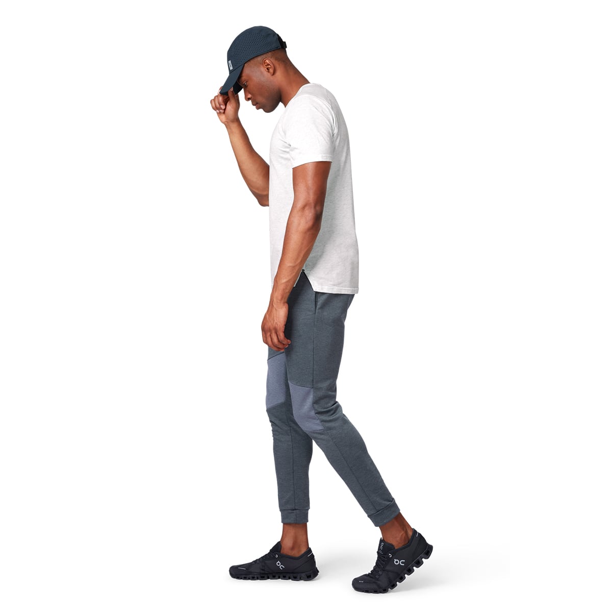 Male Model wearing the On Lightweight Cap Colour navy - Side Profile