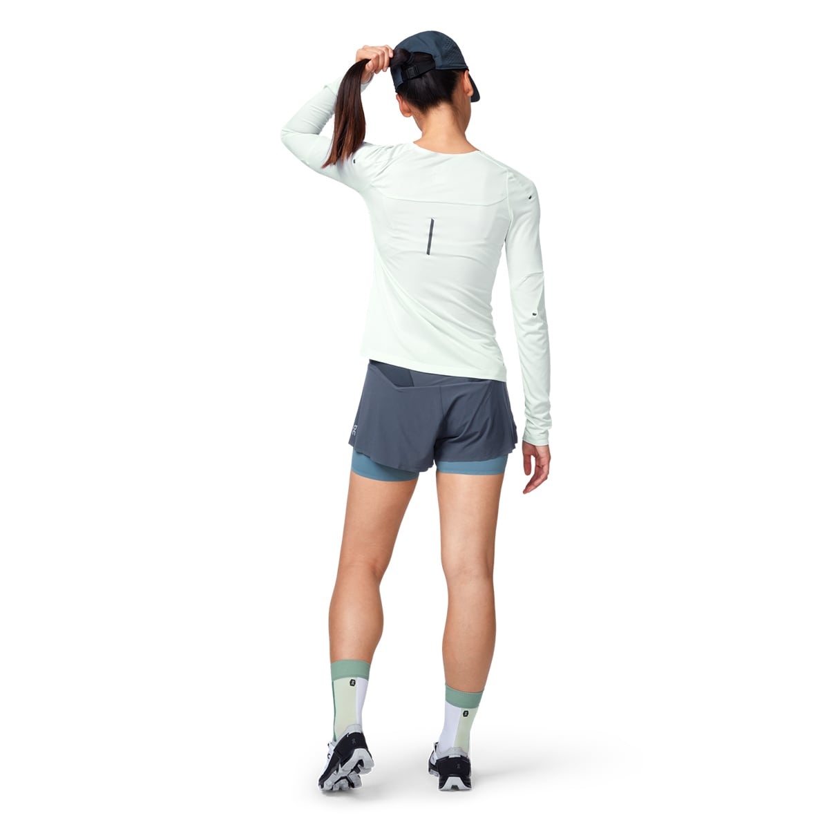 Female Model wearing the On Lightweight Cap Colour navy - Back View