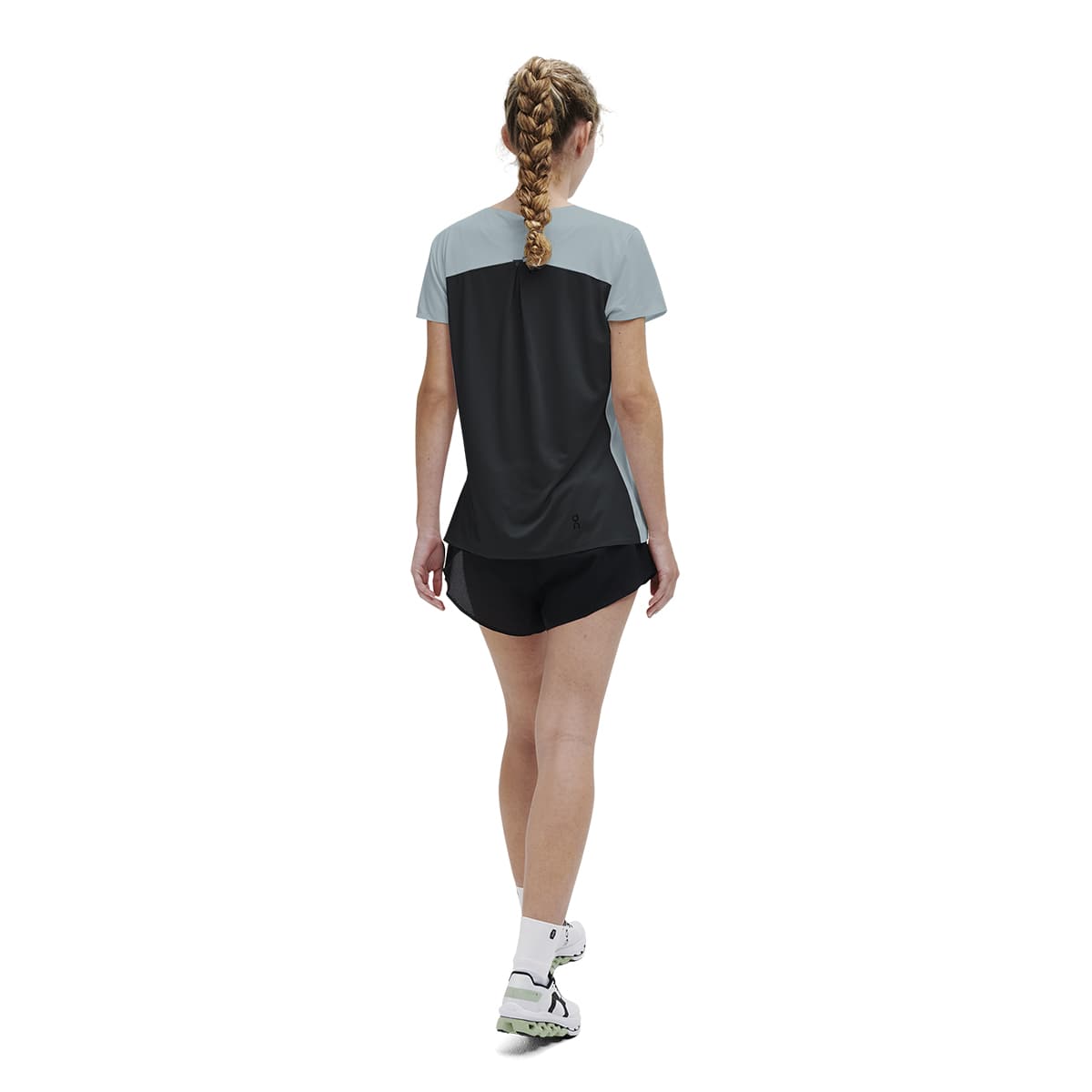 Woman wearing the On Performance T Colour Sea Black - Back View