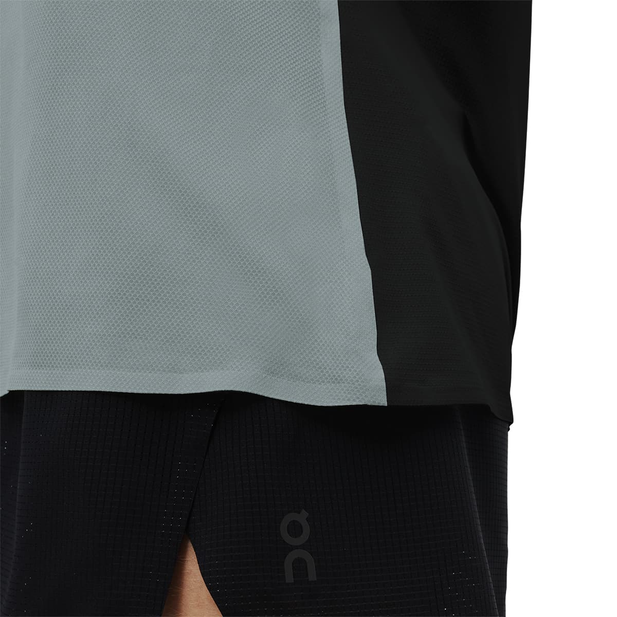 Woman wearing the On Performance T Colour Sea Black - Detail Stitching