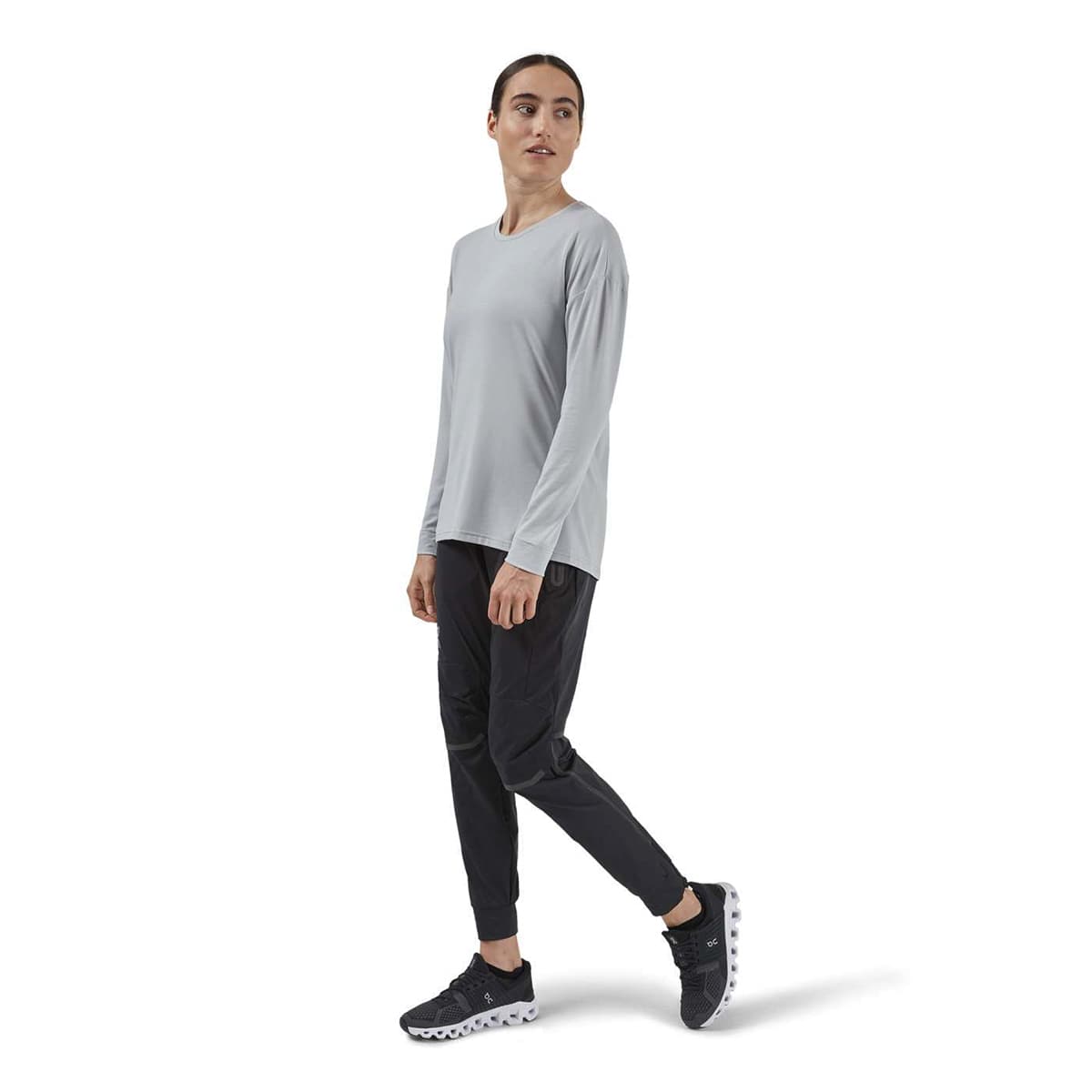 Woman wearing the On Running Pants Colour black - Side Profile