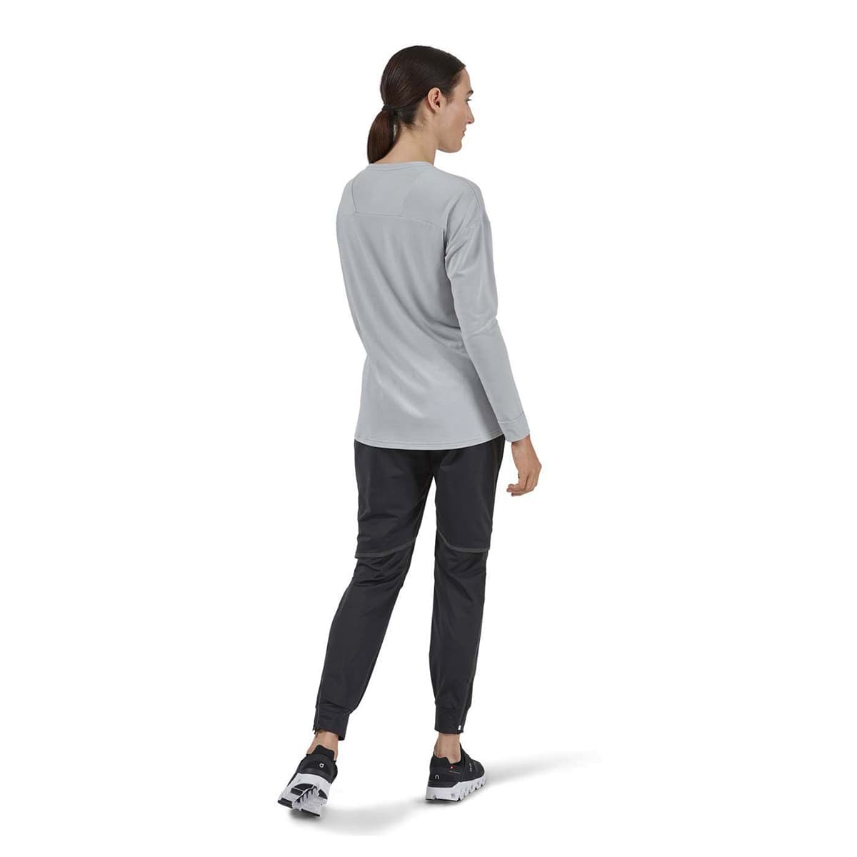 Woman wearing the On Running Pants Colour black - Back View