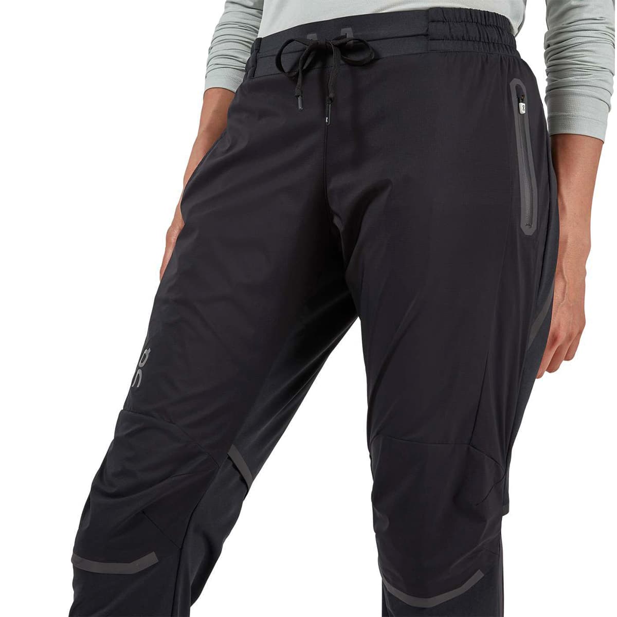 Woman wearing the On Running Pants Colour black - Detail Draw String