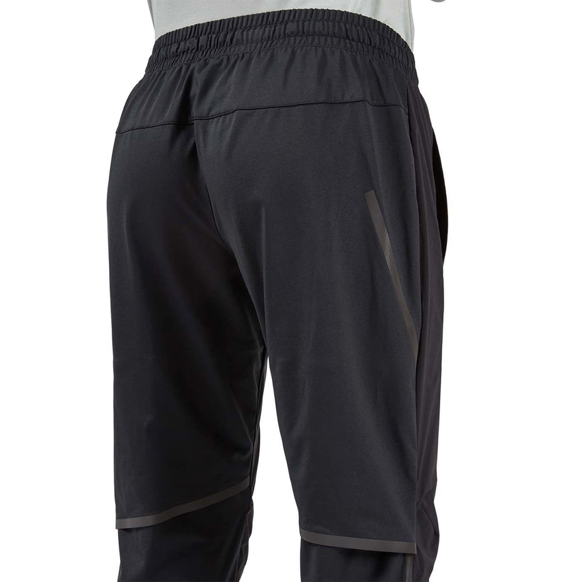 Woman wearing the On Running Pants Colour black - Back View Zoom