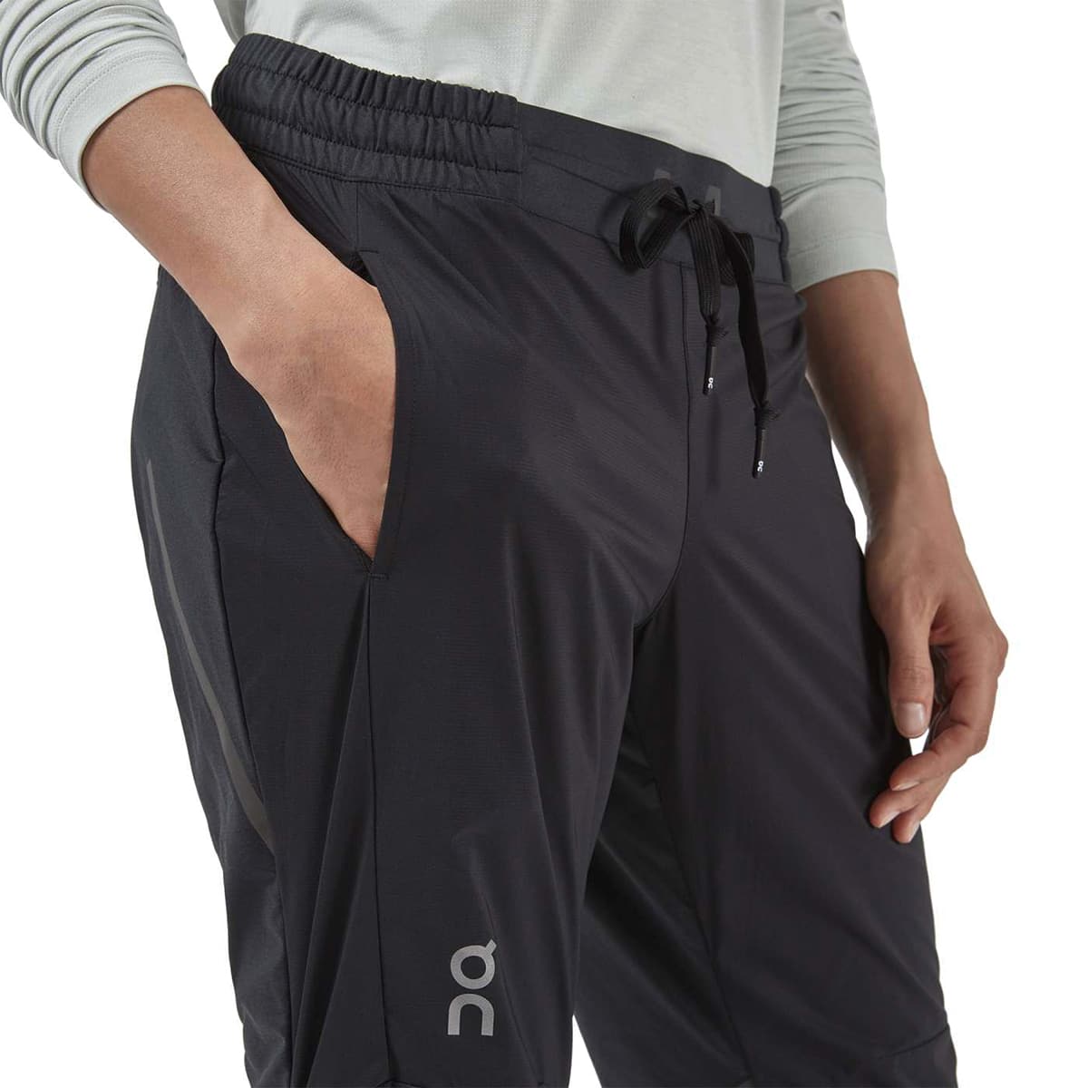 Woman wearing the On Running Pants Colour black - Pocket Detail