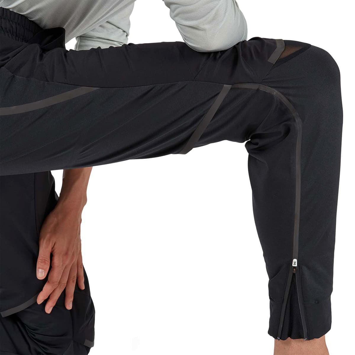 Woman wearing the On Running Pants Colour black - Ventilated Knee
