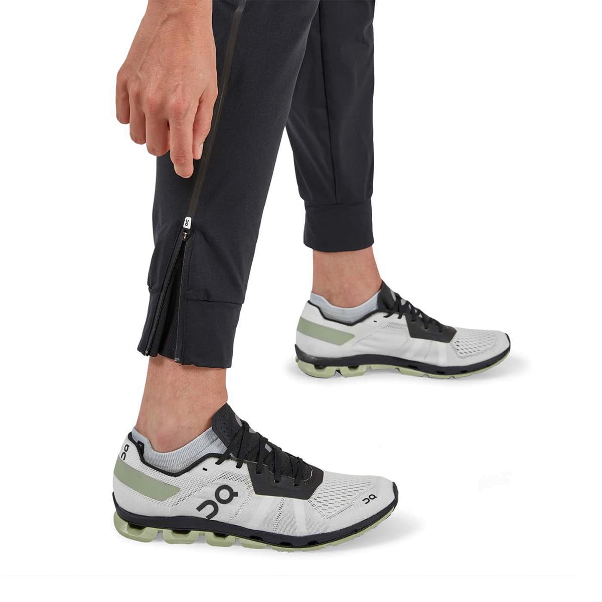 Woman wearing the On Running Pants Colour black - Detail Ankle Zip