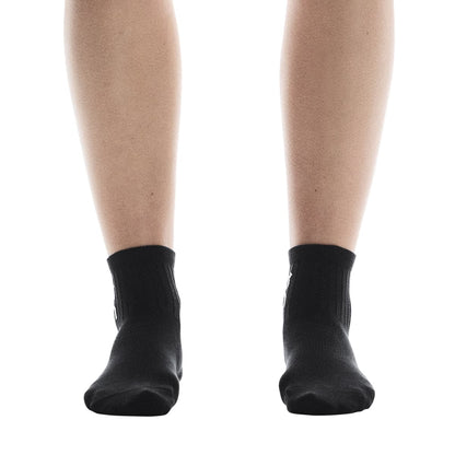 Model wearing the On Logo Sock Mid 3P Colour Black - Front Angle 