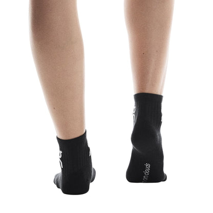 Person wearing the On Logo Sock Mid 3P Colour Black - Back Angle 