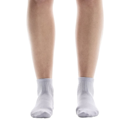 Model wearing the On Logo Sock Mid 3P Colour Mauve Lavendula - Front Angle 