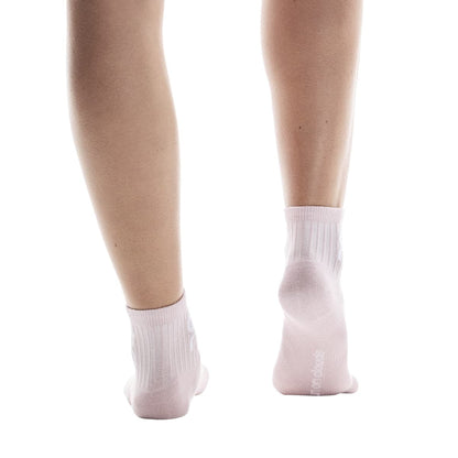 Model wearing the On Logo Sock Mid 3P Colour Mauve Lavendula - Back Angle 