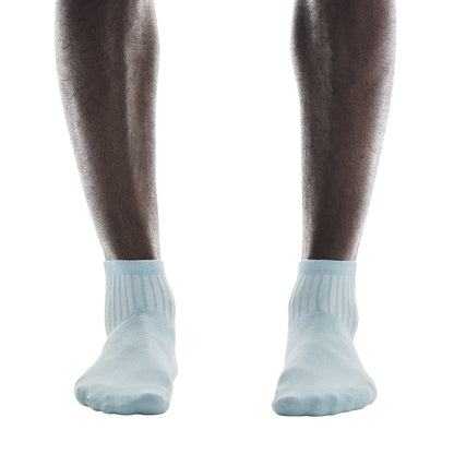 Model wearing the On Logo Sock Mid 3P Colour Wash Navy - Front Angle 