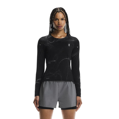 Female model wearing the On Apparel - Performance Long T Lumos Colour Black, shown from the front 