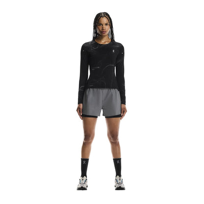 Full-body of female model wearing the On Apparel - Performance Long T Lumos Colour Black 