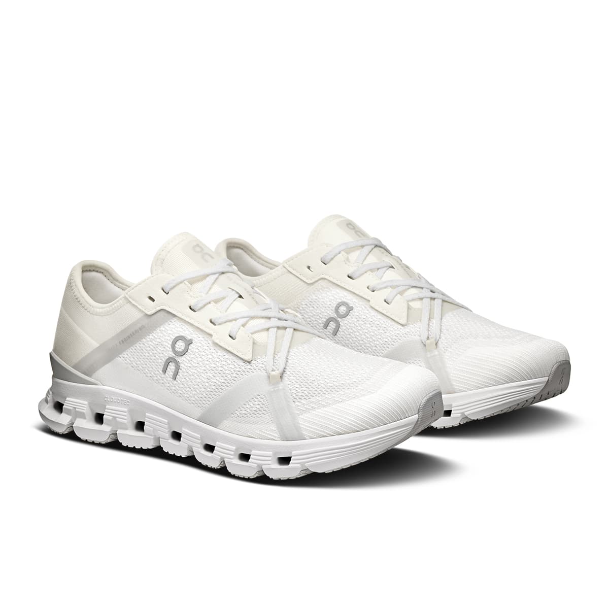 45-degree view of the On Cloud X 4 AD White-Wolf women’s running shoe 