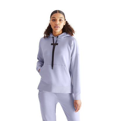 Women wearing the On Hoodie Colour Lavender Ox 