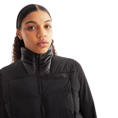 Women wearing the On Challenger Vest Colour Black - Front View Collar Detail 