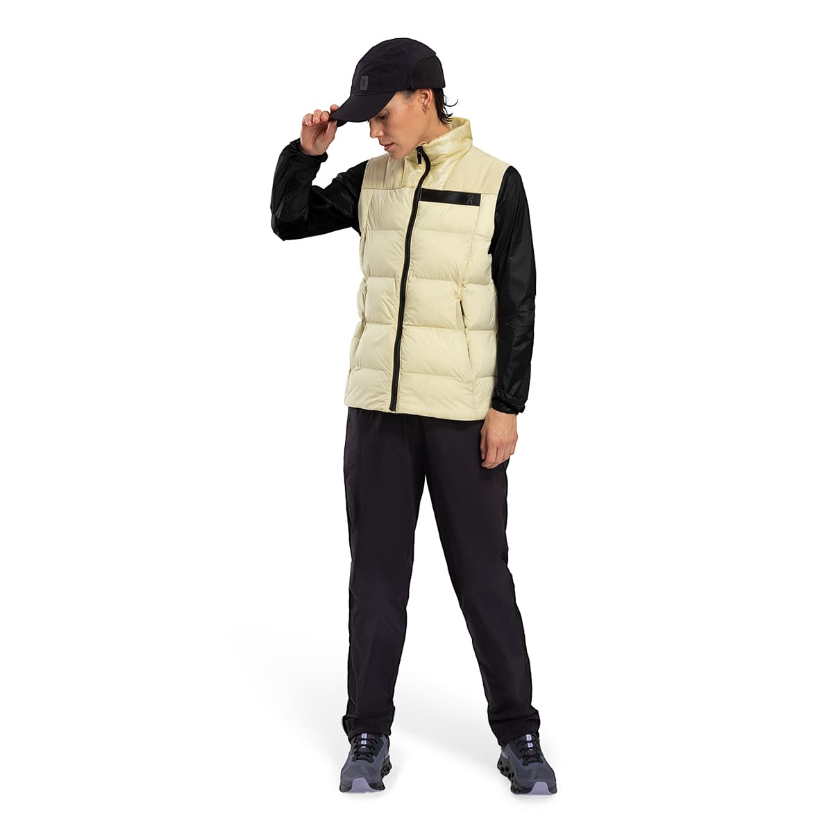 Women wearing the On Challenger Vest Colour Endive - Front View #color_endive