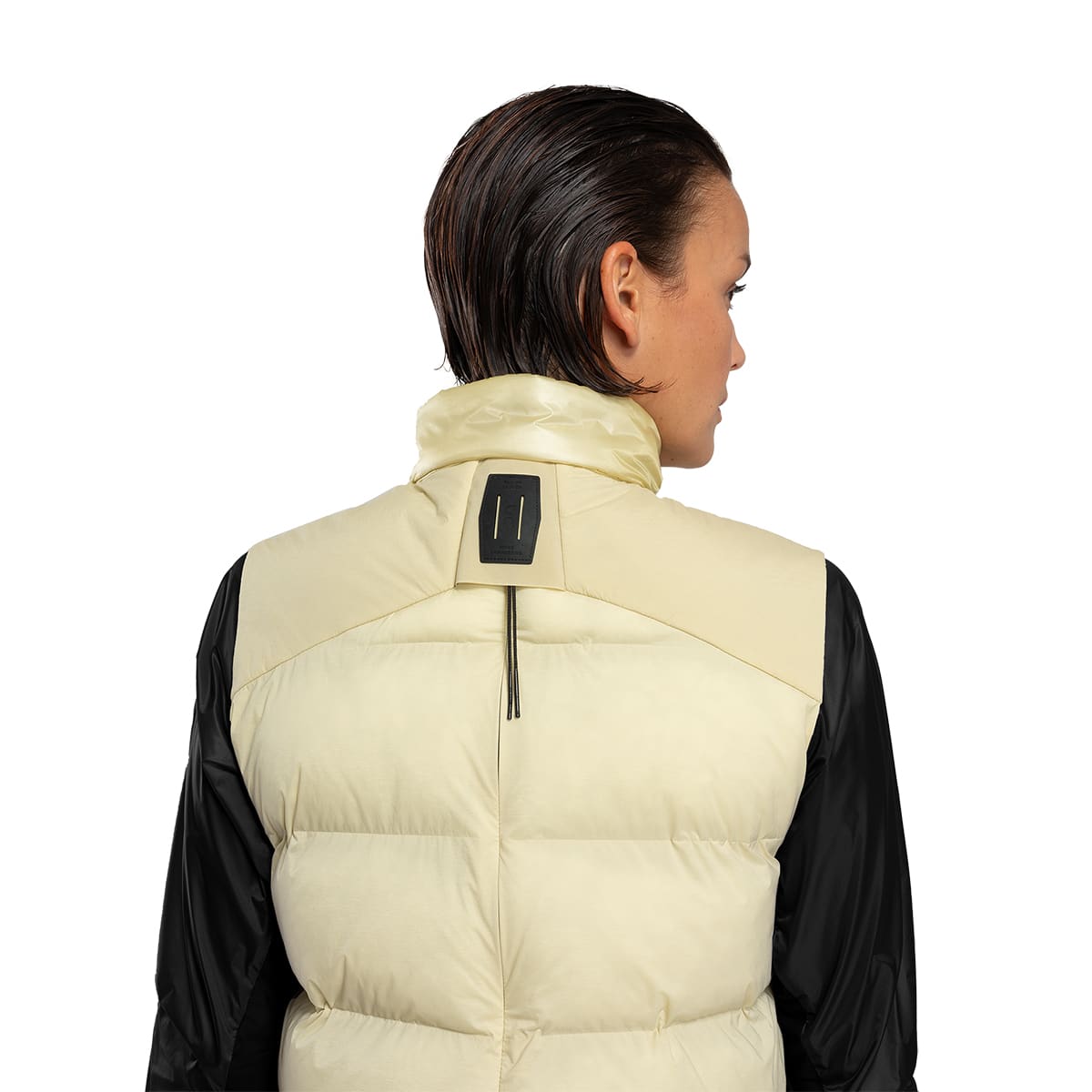 Women wearing the On Challenger Vest Colour Endive - Back View Collar #color_endive