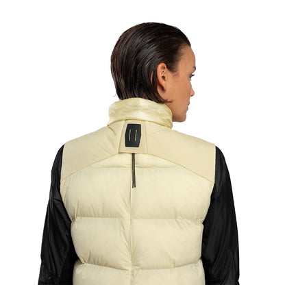 Women wearing the On Challenger Vest Colour Endive - Back View Collar 