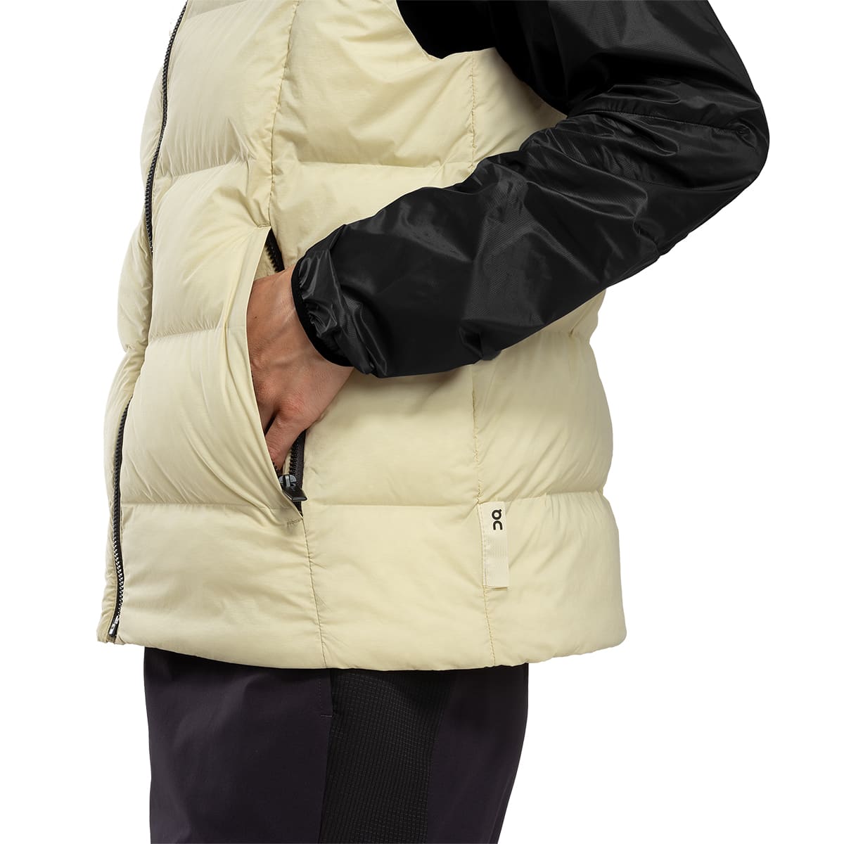 Women wearing the On Challenger Vest Colour Endive - Pocket #color_endive