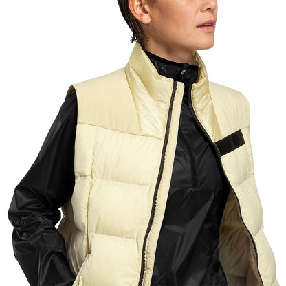 Women wearing the On Challenger Vest Colour Endive - Front View Detail 