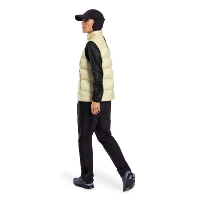 Women wearing the On Challenger Vest Colour Endive - Back View 45 Degree 
