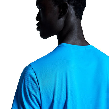 Man wearing the On Core T Colour Malibu - Back Detail 