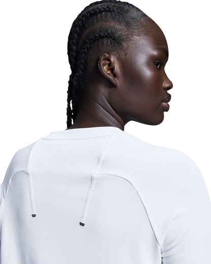 Women wearing the On Focus Long T Colour White - Detail Back View Stitching 