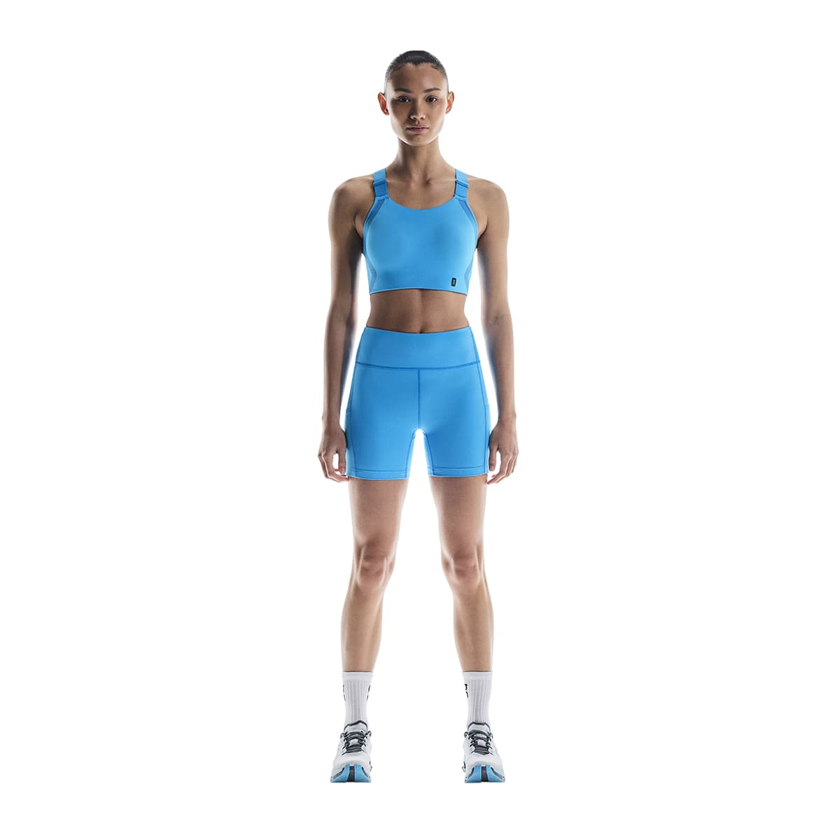 Woman wearing the On Performance Flex Bra Colour Malibu #color_malibu