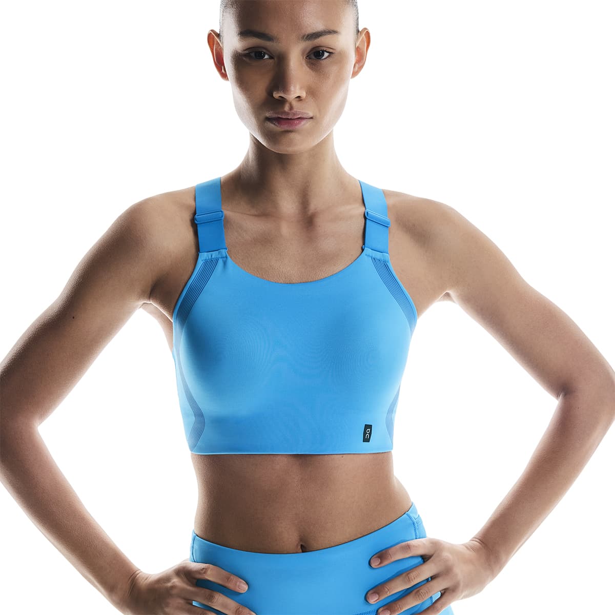 Woman wearing the On Performance Flex Bra Colour Malibu - Front Detail #color_malibu