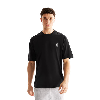Man wearing the On Club T Colour Black 