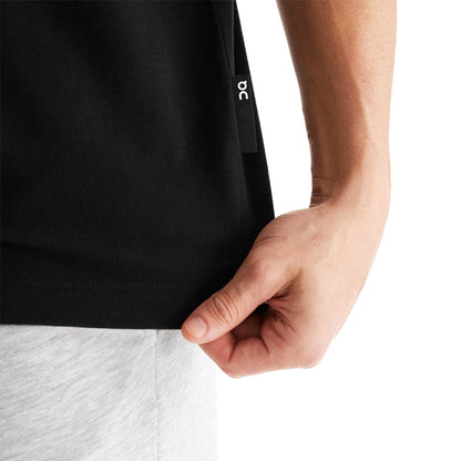 Man wearing the On Club T Colour Black - Close up Logo Tag 