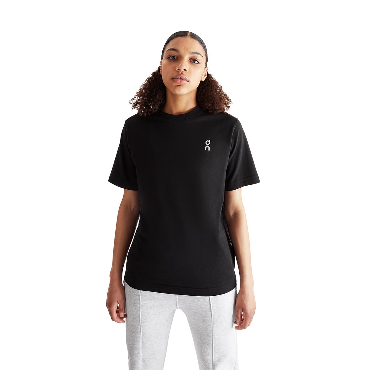 Women wearing the On Club T Colour Black #color_black
