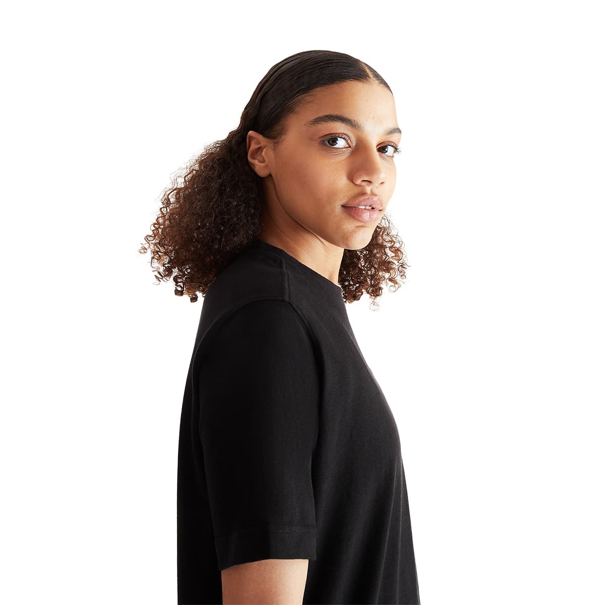 Women wearing the On Club T Colour Black - Close up side 