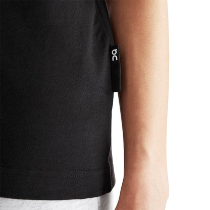 Women wearing the On Club T Colour Black - Close up Logo tag 