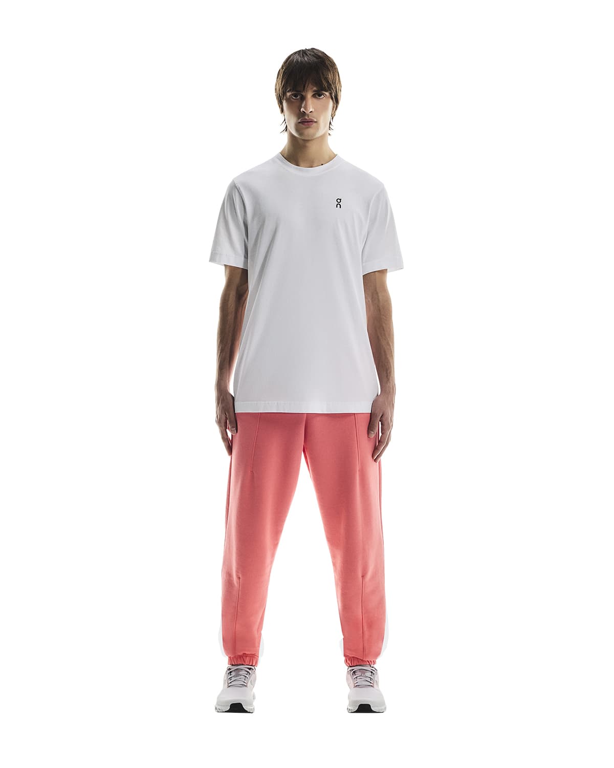 Man wearing the On Club T Colour White 