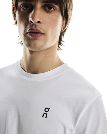 Man wearing the On Club T Colour White - Front detail 