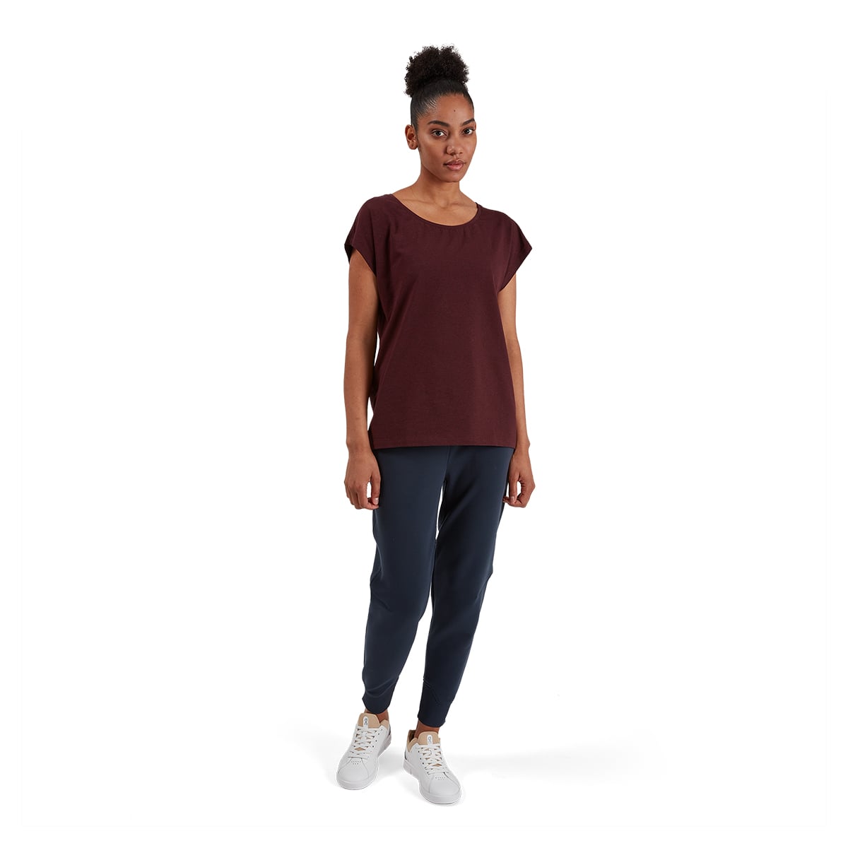 Woman wearing the On On T Colour Mulberry 