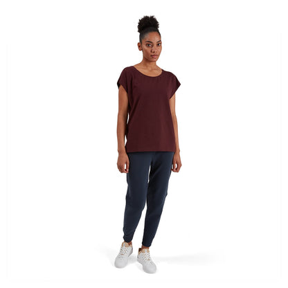 Woman wearing the On On T Colour Mulberry 