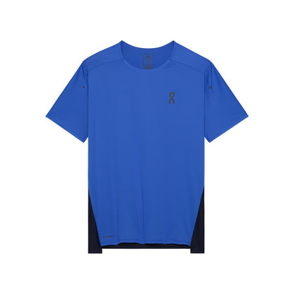 Flat lay of the On Performance T in Zaffre Navy showing front logo detail 
