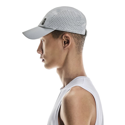 Female Model wearing the On Lightweight Cap Colour Glacier - Side Profile 